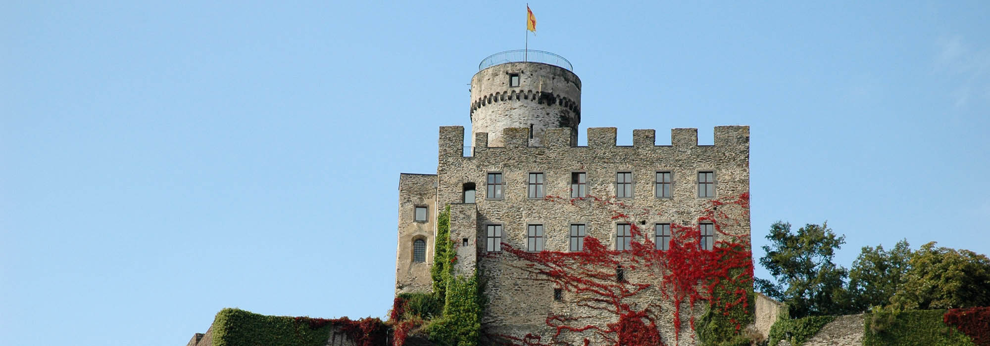 Burg Pyrmont am Elzbach zwischen Roes und Pillig Mosel