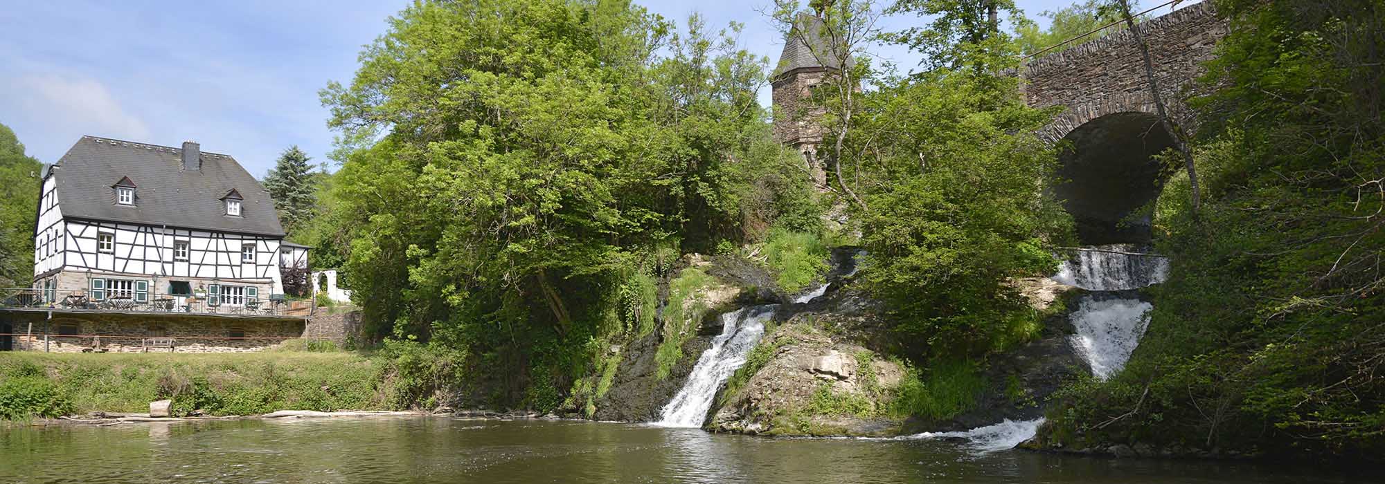 Burg Pyrmont am Elzbach Wasserfall zwischen Roes und Pillig Mosel
