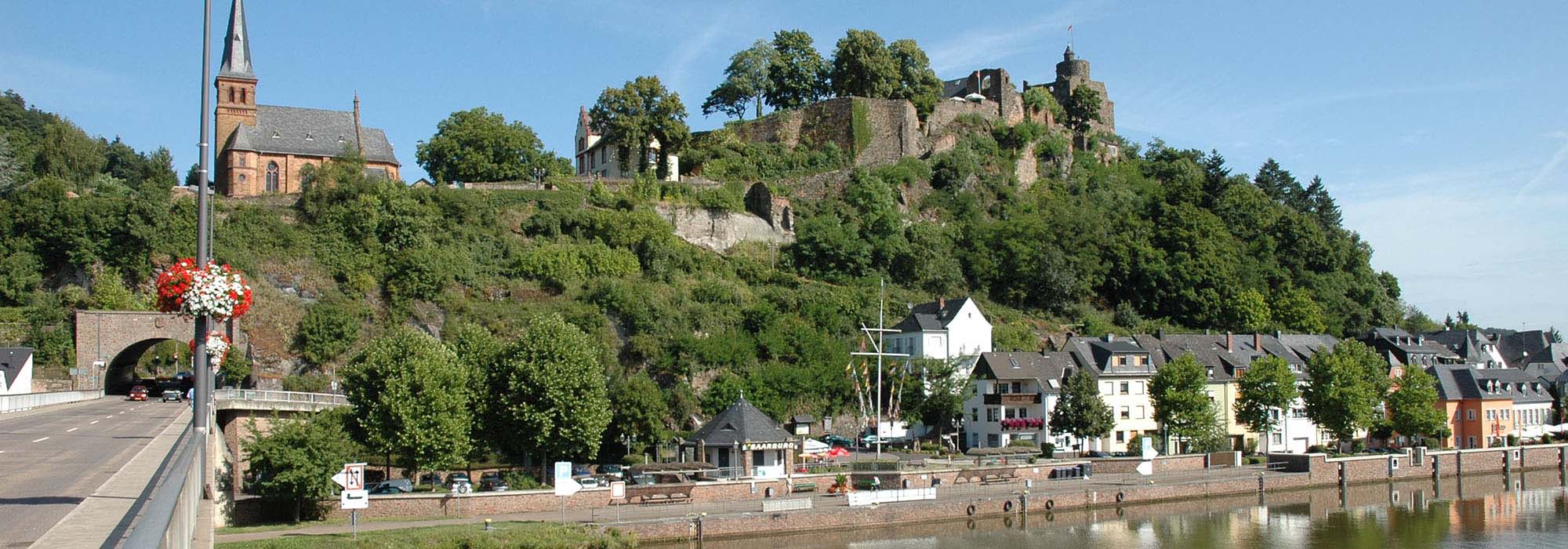 Ruine einer Höhenburg auf dem Schlossberg in Saarburg Saar