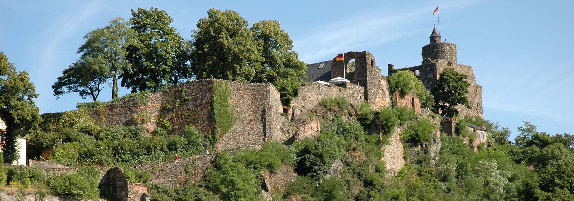 Ruine einer Höhenburg auf dem Schlossberg in Saarburg Saar
