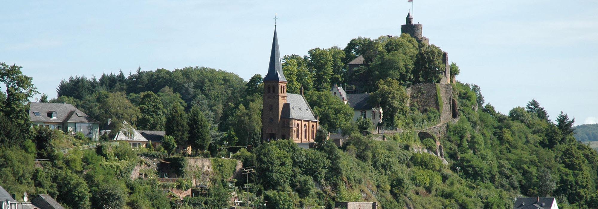 Ruine einer Höhenburg auf dem Schlossberg in Saarburg Saar