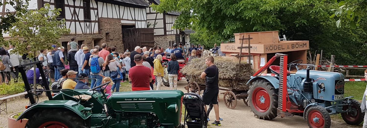 Freilichtmuseum Roscheider Hof Konz Mosel Trecker im Dorf