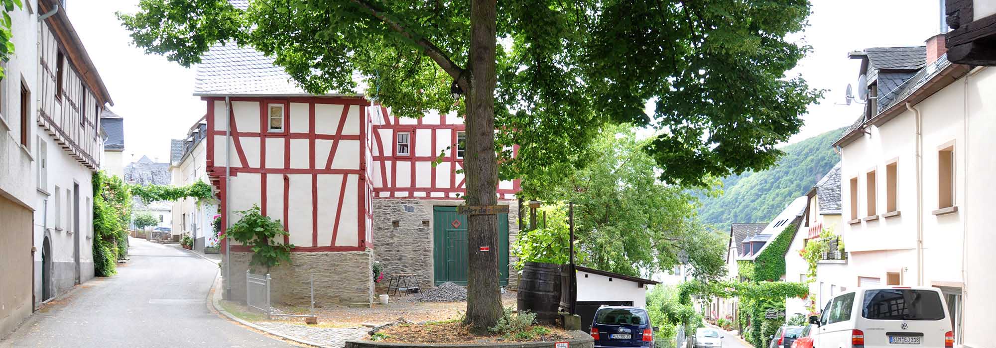 Burg Mosel Fachwerkhäuser